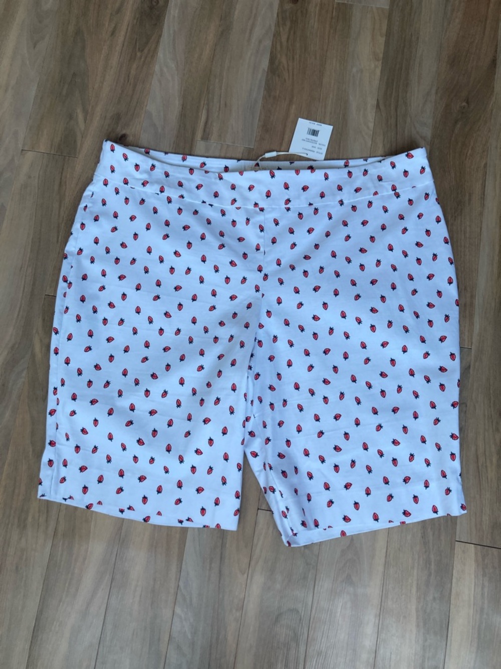 Zac & Rachel Pull on short White with strawberry print short casual summer 24W - Picture 17 of 17